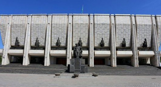 Teatrlar tulǵalardy «shyǵaryp salatyn» orynǵa aınalyp ketti me?