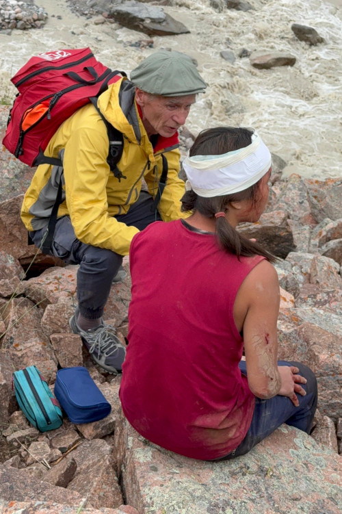 Almatylyq dáriger Sıngapýrdan kelgen alpınısti qutqaryp qaldy