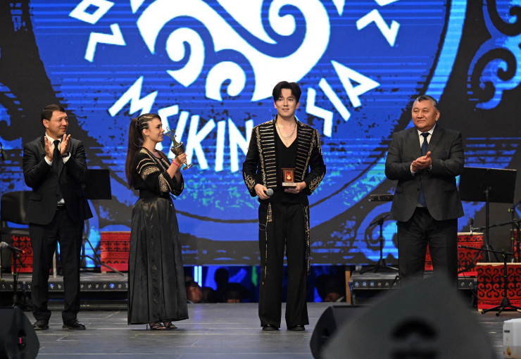 Dımash Qudaıbergenge Qyrǵyzstannyń halyq ártisi ataǵy berildi