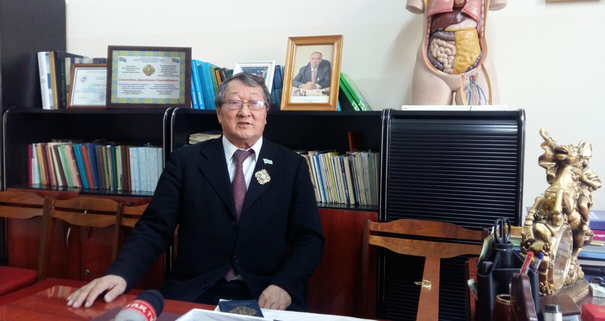 Alǵys arqalaǵan «altyn qoldy» dáriger edi