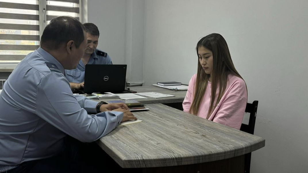 Polısııa Qytaıdan oralǵan azamatpen profılaktıkalyq áńgime ótkizdi