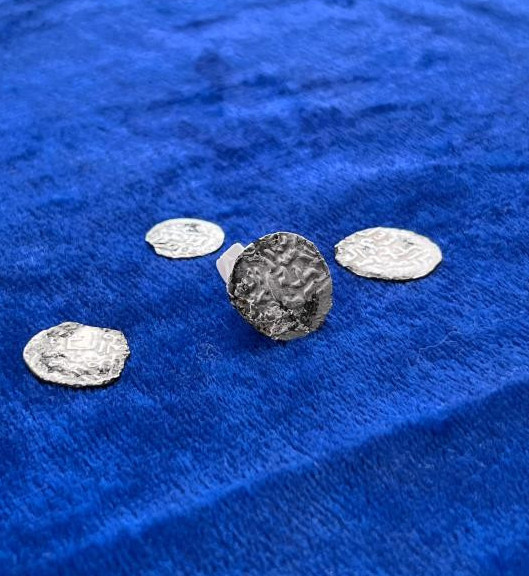 Atyraý mańynan kóne kúmis tıyndar tabyldy