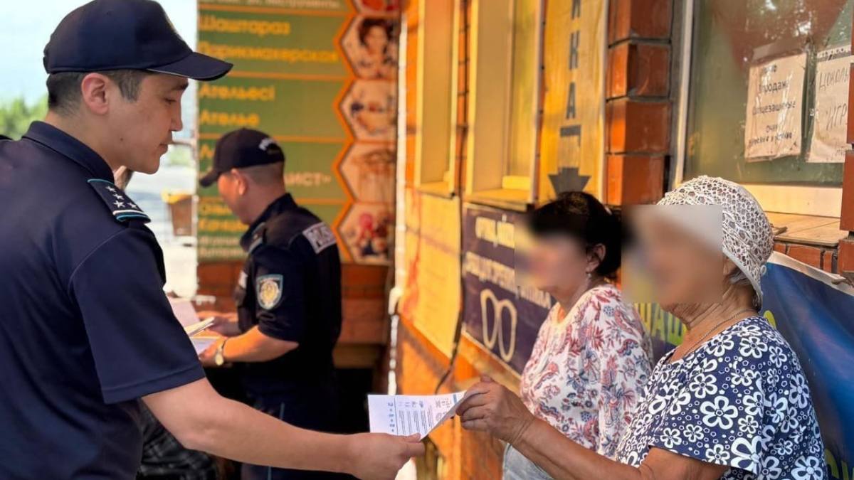 Qoǵamdyq oryndarda bet-álpetti jasyrýǵa nege tyıym salynady: polısııa túsindirý jumystaryn júrgizýde