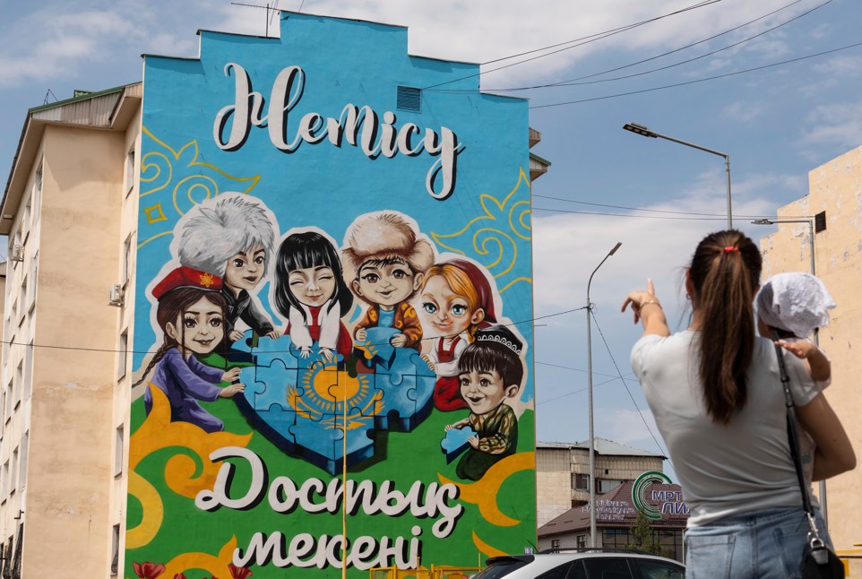 Dostyqty dáriptegen mural salyndy