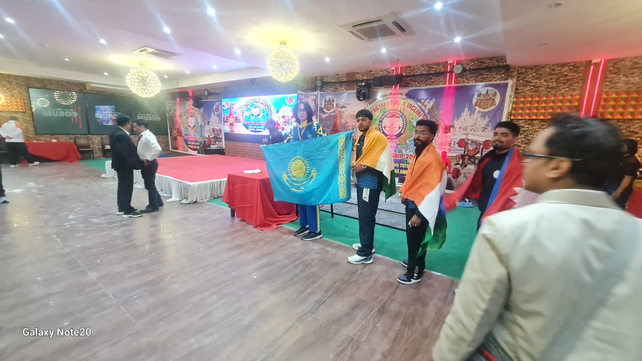 Elimizdiń kók týyn 32 ret jelbiretken