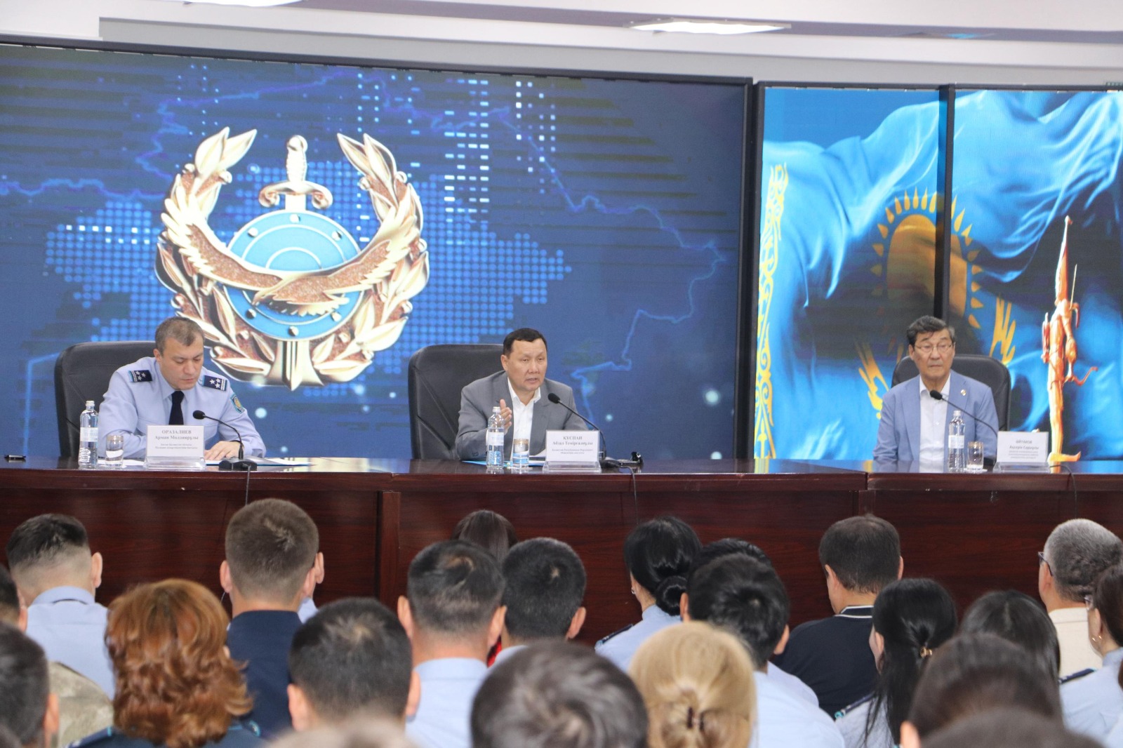 Májilis depýtaty BQO polısııa qyzmetkerlerimen kezdesti