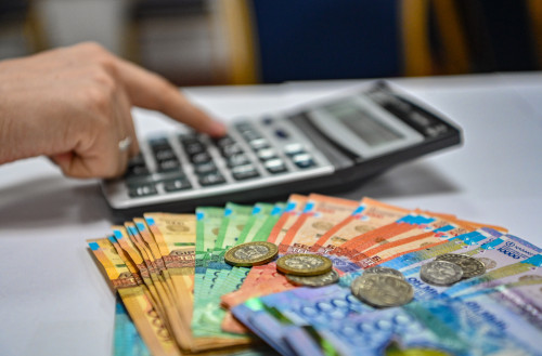 Atyraýda 6 aıda 36 mln teńgege jýyq jalaqy bereshegi óndirildi