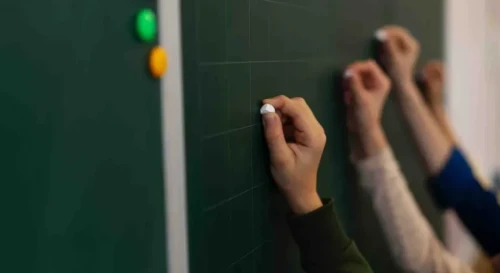 Mektep taqtasy nege jasyl tústi?