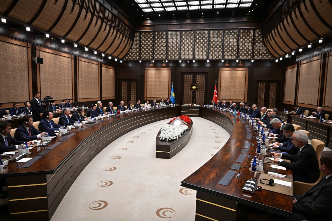 Qasym-Jomart Toqaev pen Rejep Taııp Erdoǵan Qazaqstan-Túrkııa Joǵary deńgeıdegi strategııalyq yntymaqtastyq keńesiniń otyrysyn ótkizdi 