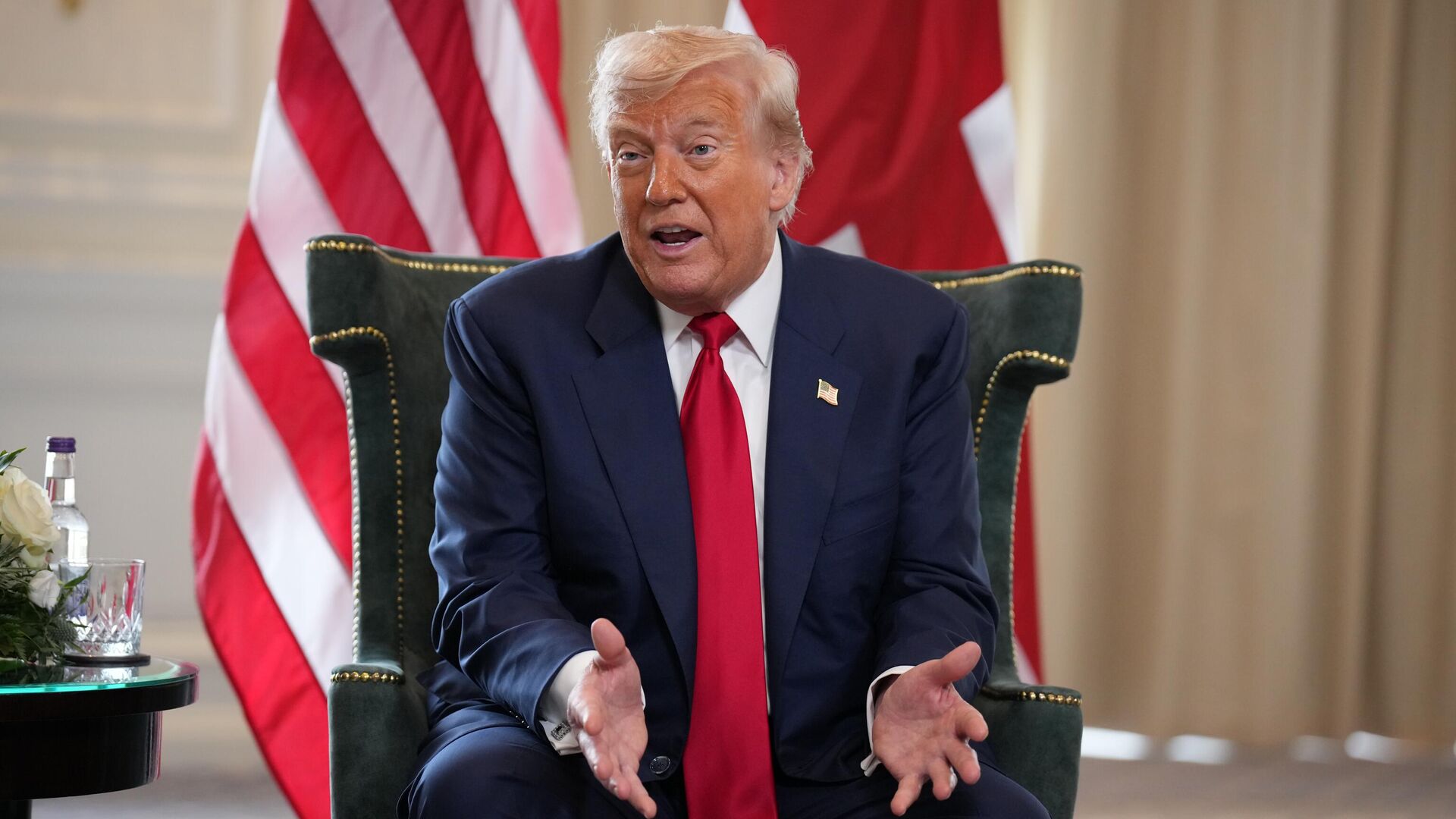 Tramp birqatar elmen saýda kelisimine qol qoıdy