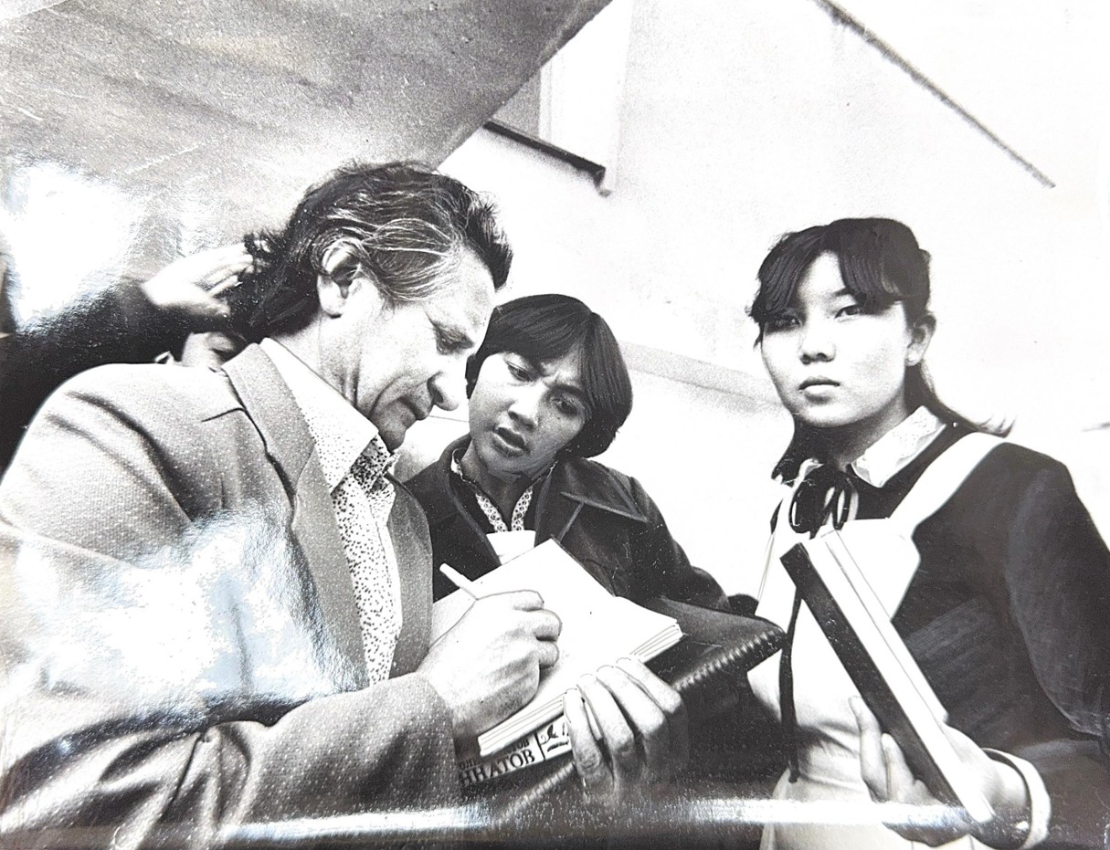 Qadyr aqyn kitapty qalaı oqyǵan?