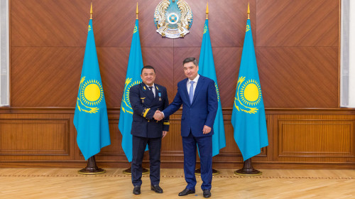 Oljas Bektenov kólik salasy qyzmetkerlerin quttyqtady