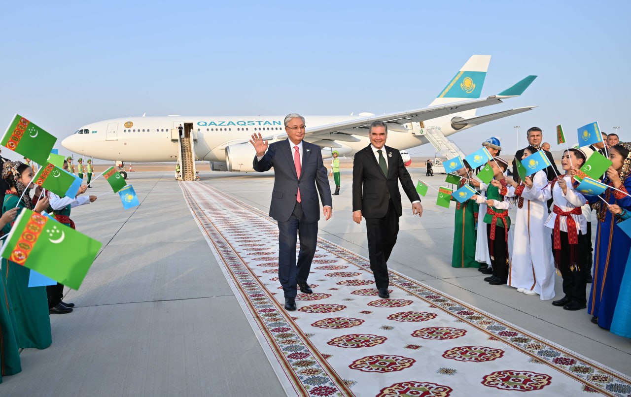 Qasym-Jomart Toqaev Túrikmenstanǵa bardy