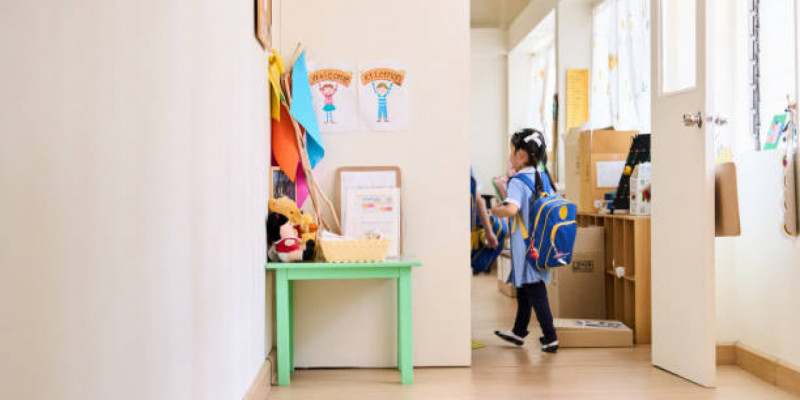 Atyraýdaǵy balabaqshada balanyń qoly synyp, mıy shaıqalǵan