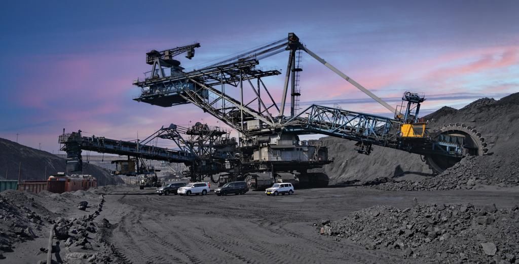 Ekibastuzdaǵy kómir kenishinde er adam bıikten qulap, aýyr jaraqattandy