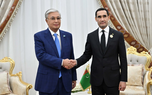 Q.Toqaev Túrikmenstan Prezıdenti Serdar Berdimuhamedovpen kezdesti