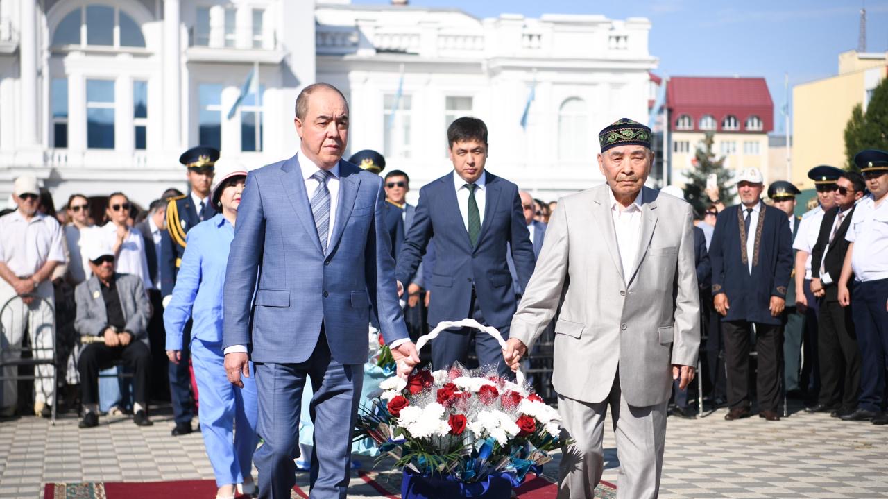 Oral jurty hakimniń óleńderin oqydy