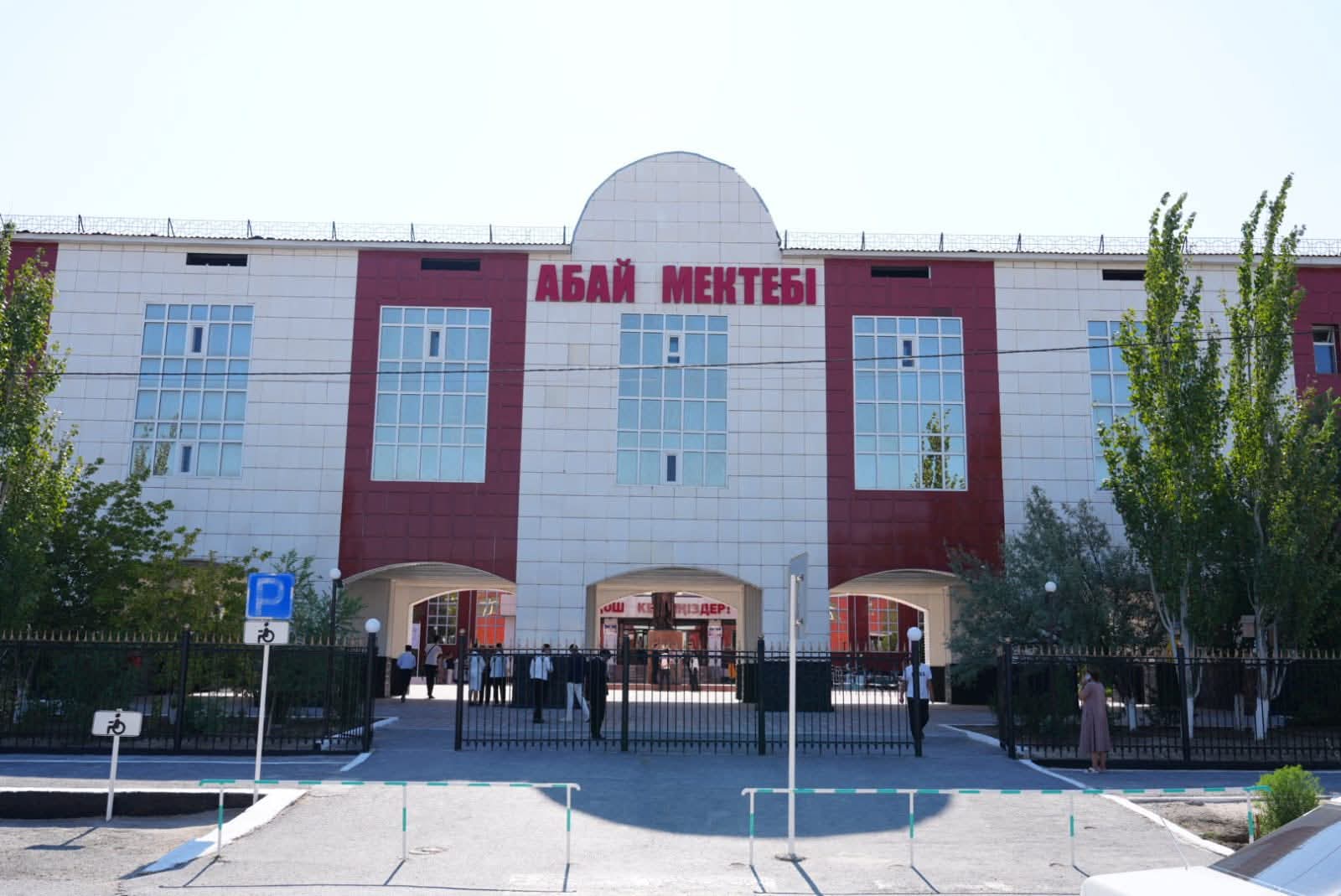 Qyzylordada Abaı Qunanbaıulynyń eskertkishine gúl shoqtary qoıyldy