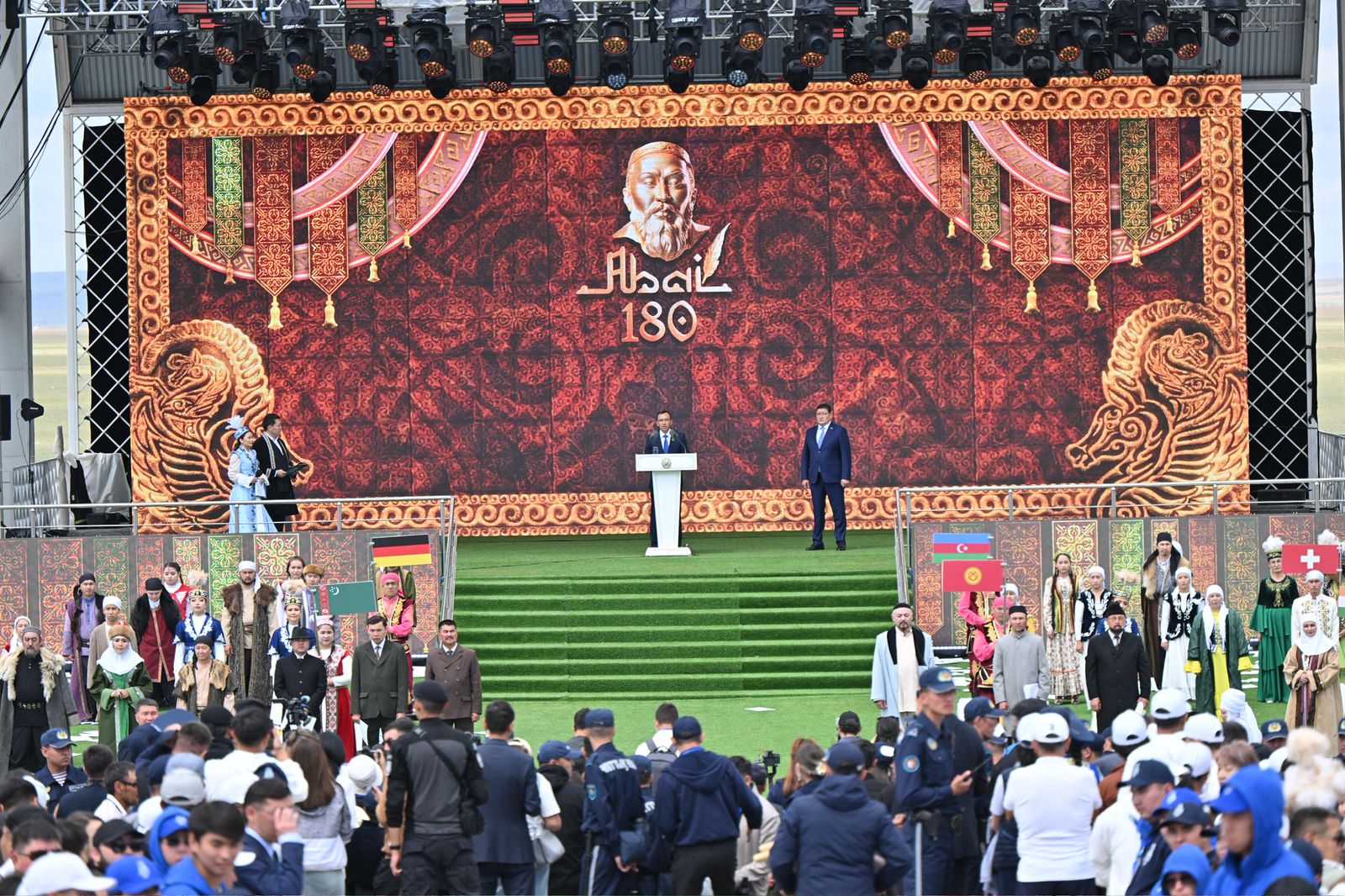 Abaı – álemdik deńgeıdegi tulǵa: Memleket basshysynyń 180 jyldyq mereıtoıǵa arnalǵan quttyqtaýyn Senat Tóraǵasy oqydy