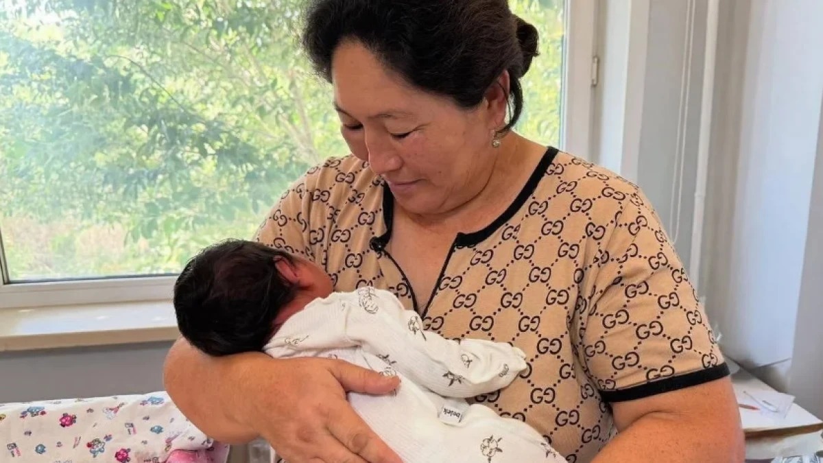 О́skemende salmaǵy 6 keliden asatyn alyp qyz dúnıege keldi