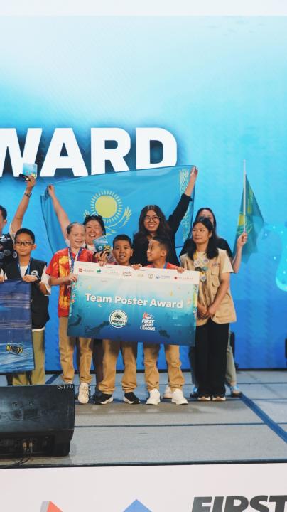 Oqýshylar halyqaralyq robototehnıka chempıonatynda top jardy