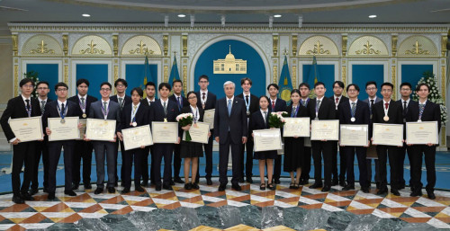 Prezıdent daryndy oqýshylarǵa qarjylaı syıaqy tabystady