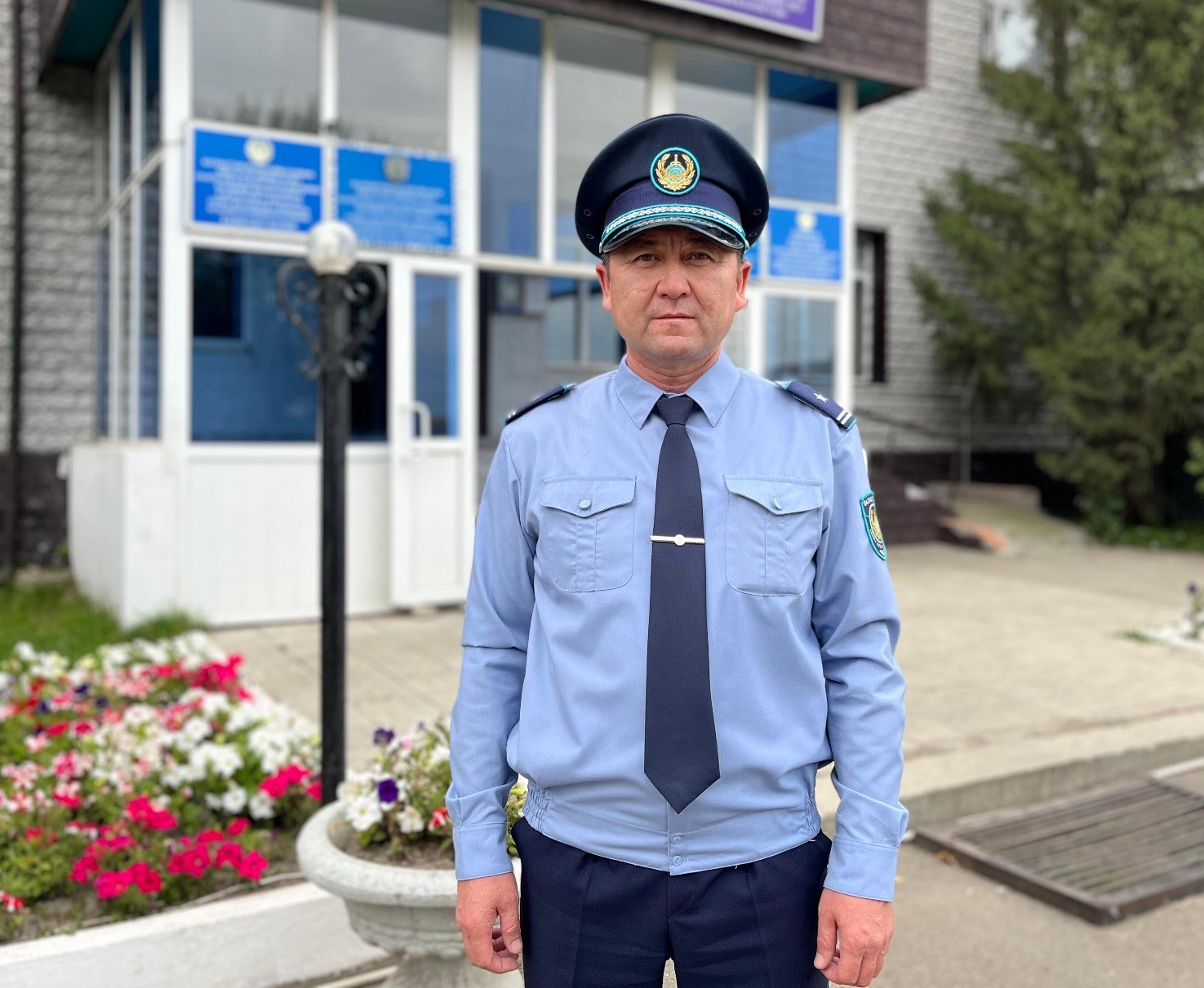 Polısııa qyzmetkeri eki adamdy ajaldan alyp qaldy