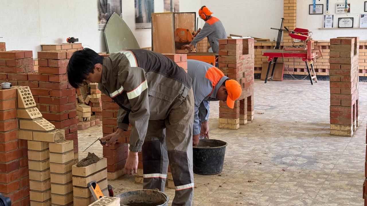 Qaraǵandy jastary jumysshy mamandyqtarǵa bet burýda