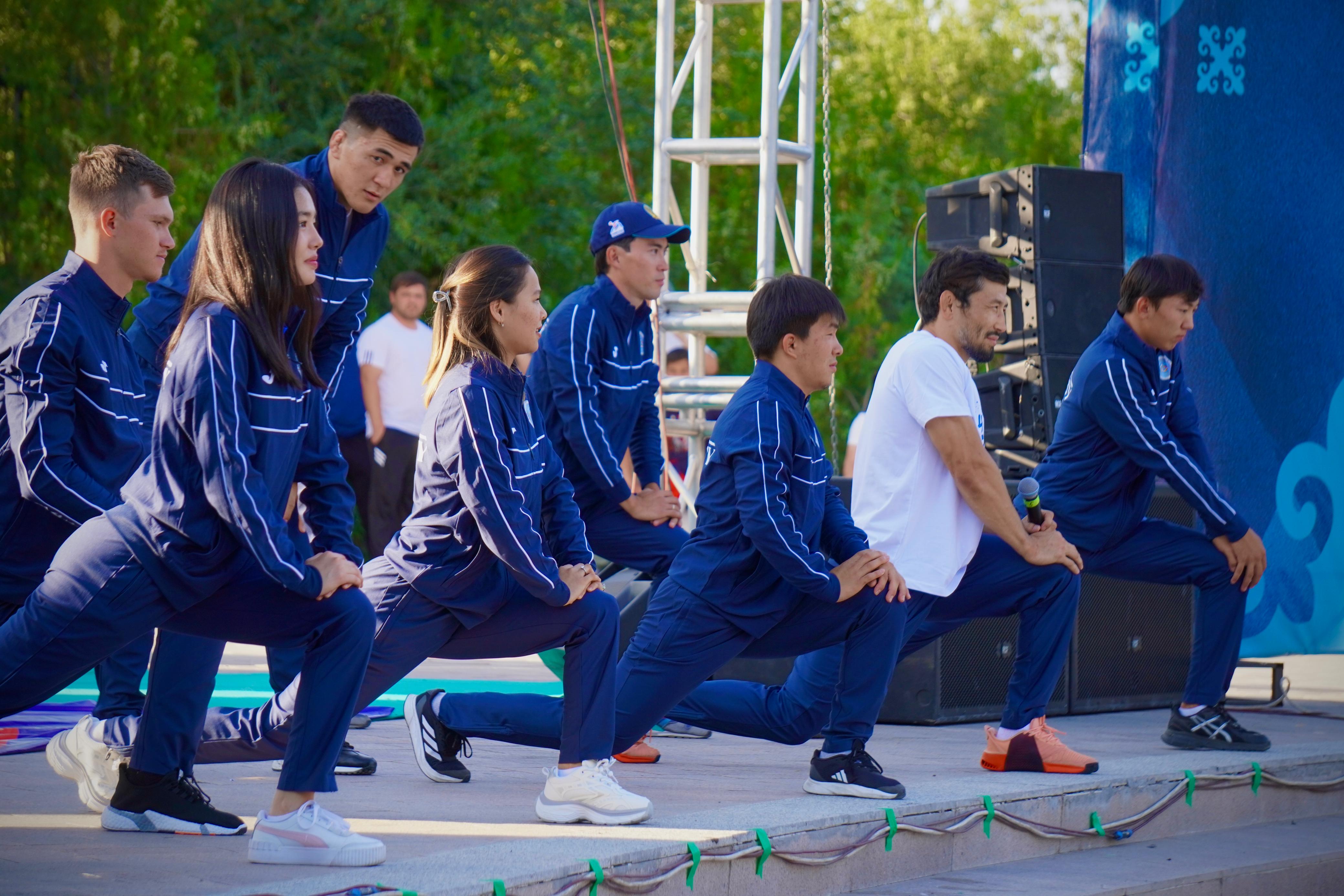 Qonaevta chempıondar men jastar bir alańda jattyqty