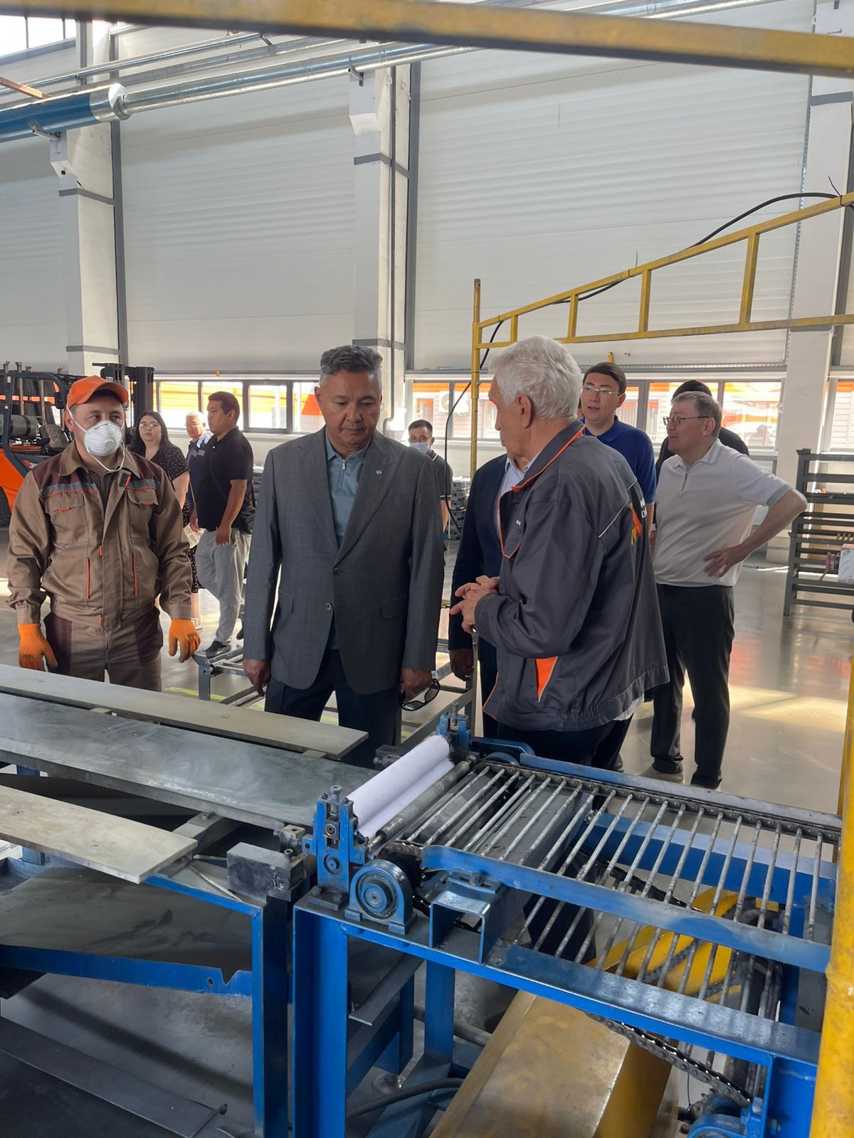 Májilis depýtaty Taldyqorǵandaǵy akkýmýlıator zaýytynda boldy