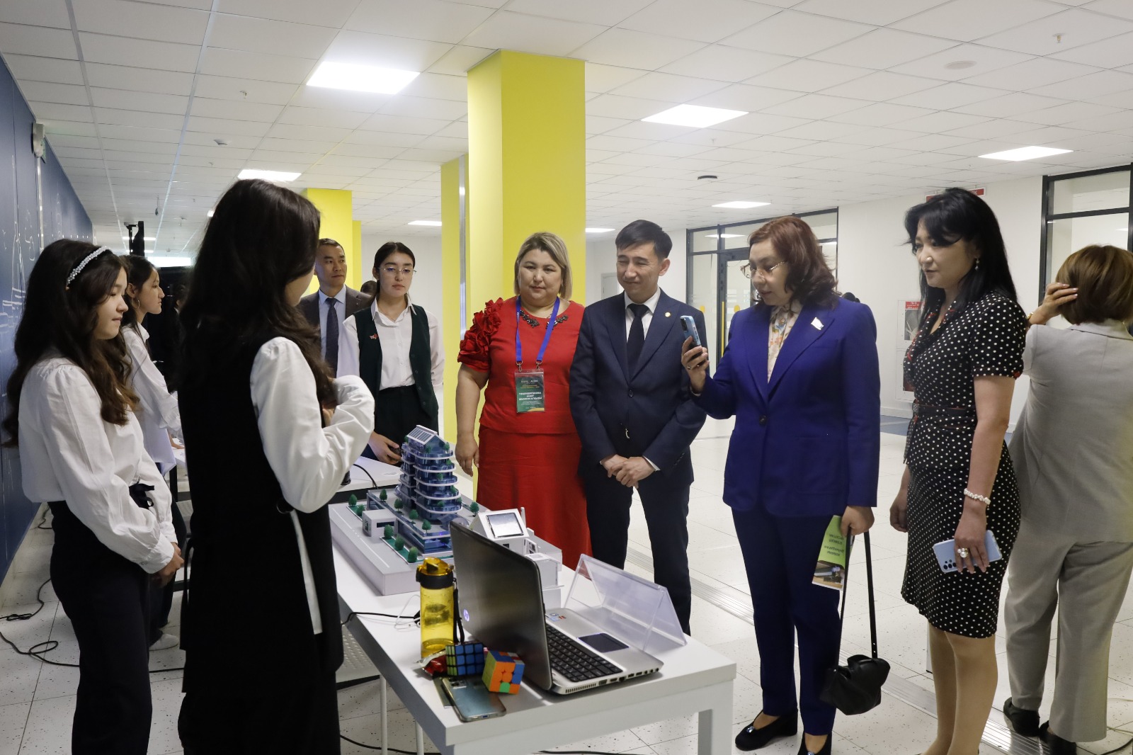 Adal azamat tárbıeleý mindeti