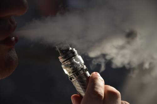 Astanada jasyryn bes qoımadan 490 myńnan astam veıp tárkilendi