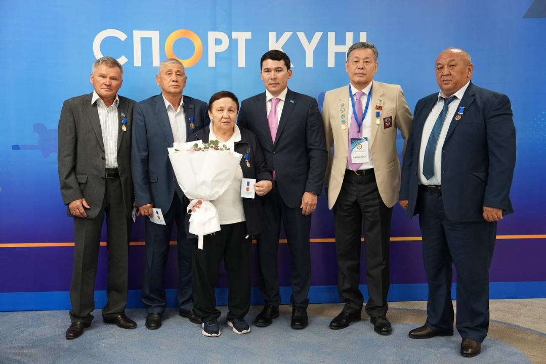 Erbol Myrzabosynov kásibı mereke qarsańynda sport ardagerlerimen kezdesti