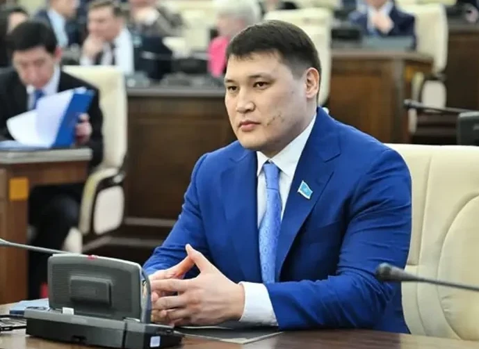 Ernar Jıembaı Rýslan Berdenovten keshirim surady