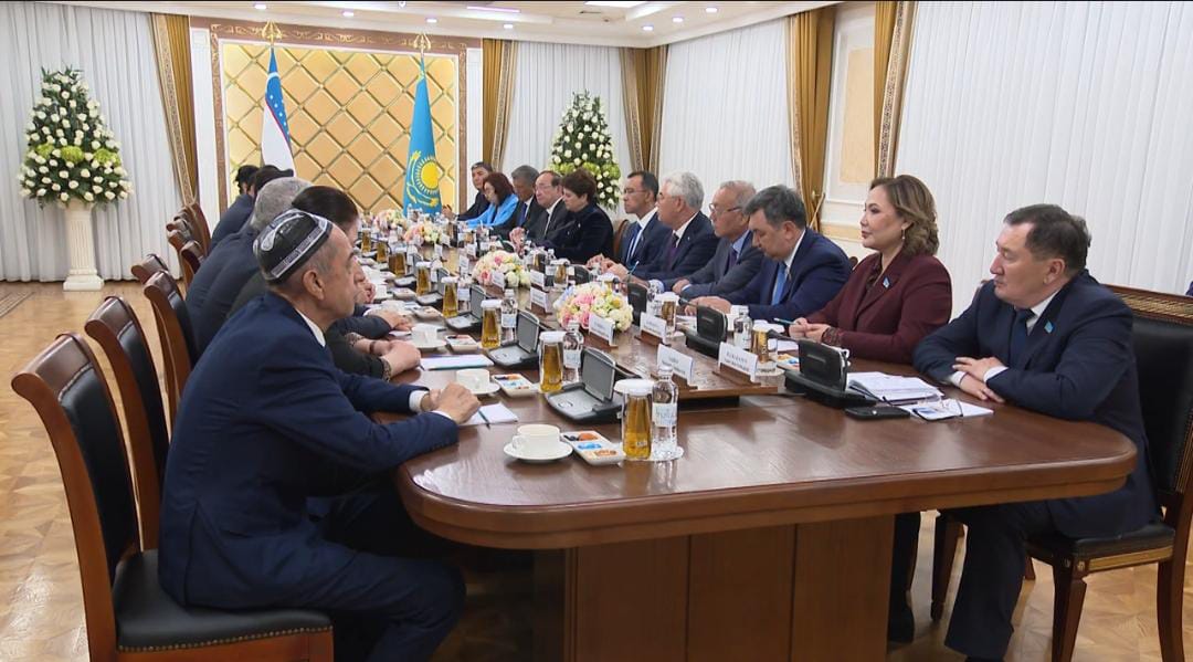 Máýlen Áshimbaev pen Tanzıla Narbaeva parlamentter arasyndaǵy yntymaqtastyq jónindegi jol kartasyna qol qoıdy