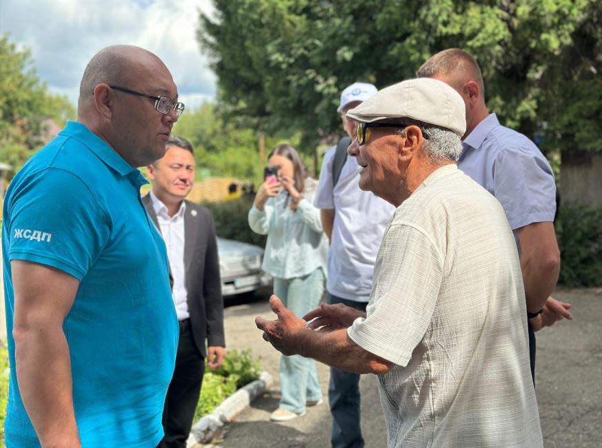 Aýyl halqy ózekti máselelerin depýtatqa jetkizdi