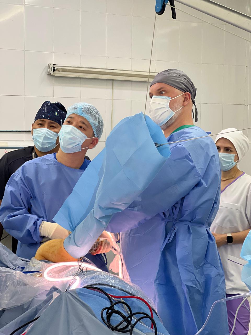 Almatyda ıyǵy 13 ret shyqqan naýqasqa kúrdeli ota jasaldy