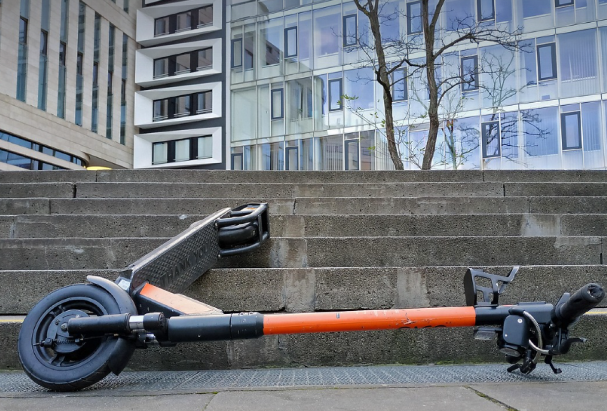 Astanada samokatshyny kólik qaǵyp ketti