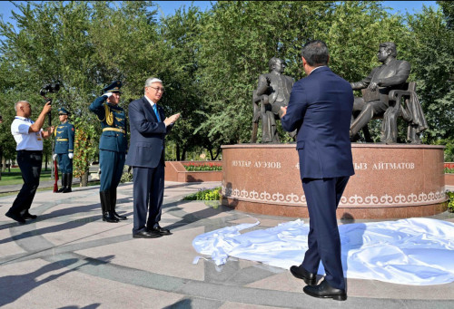 Qazaqstan-Qyrǵyzstan Prezıdentteri «Dostyqtyń altyn kópiri» eskertkishiniń ashylý rásimine qatysty