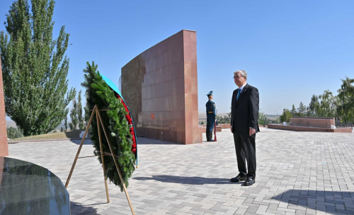 Prezıdent «Ata beıit» ulttyq tarıhı-memorıaldyq keshenine zııarat etti