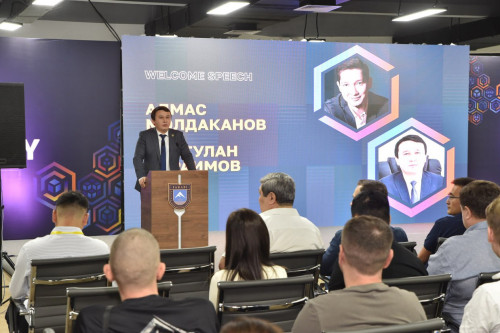 QazUÝ-da Ortalyq Azııanyń IT mamandary bas qosty