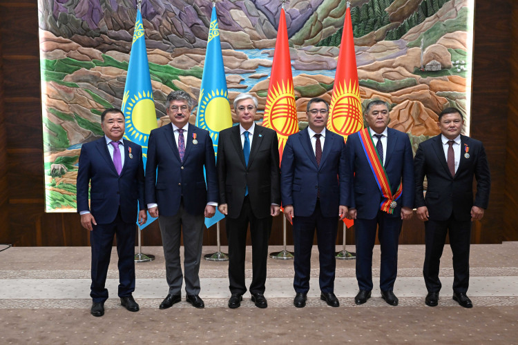 Toqaev Qyrǵyzstannyń memleket jáne qoǵam qaıratkerlerin marapattady