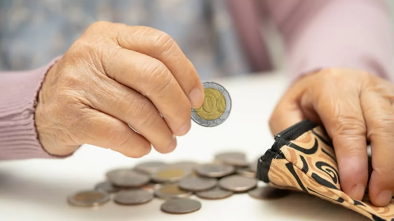 Eńbek mınıstrligi jańa zeınetaqy mólsherin jarııalady