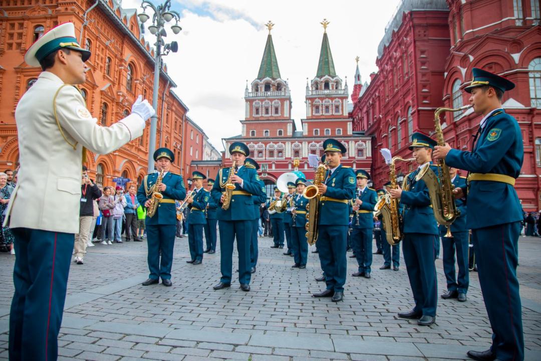 Qazaqstan Qarýly kúshteriniń shyǵarmashylyq ujymy Máskeýdegi Qyzyl alańda zor qoshemetke ıe boldy