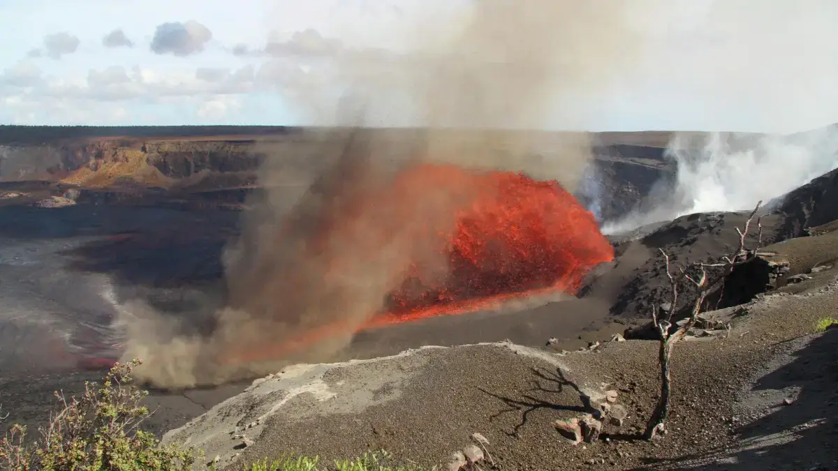 AQSh-taǵy áıgili janartaý qaıta atqylaı bastady