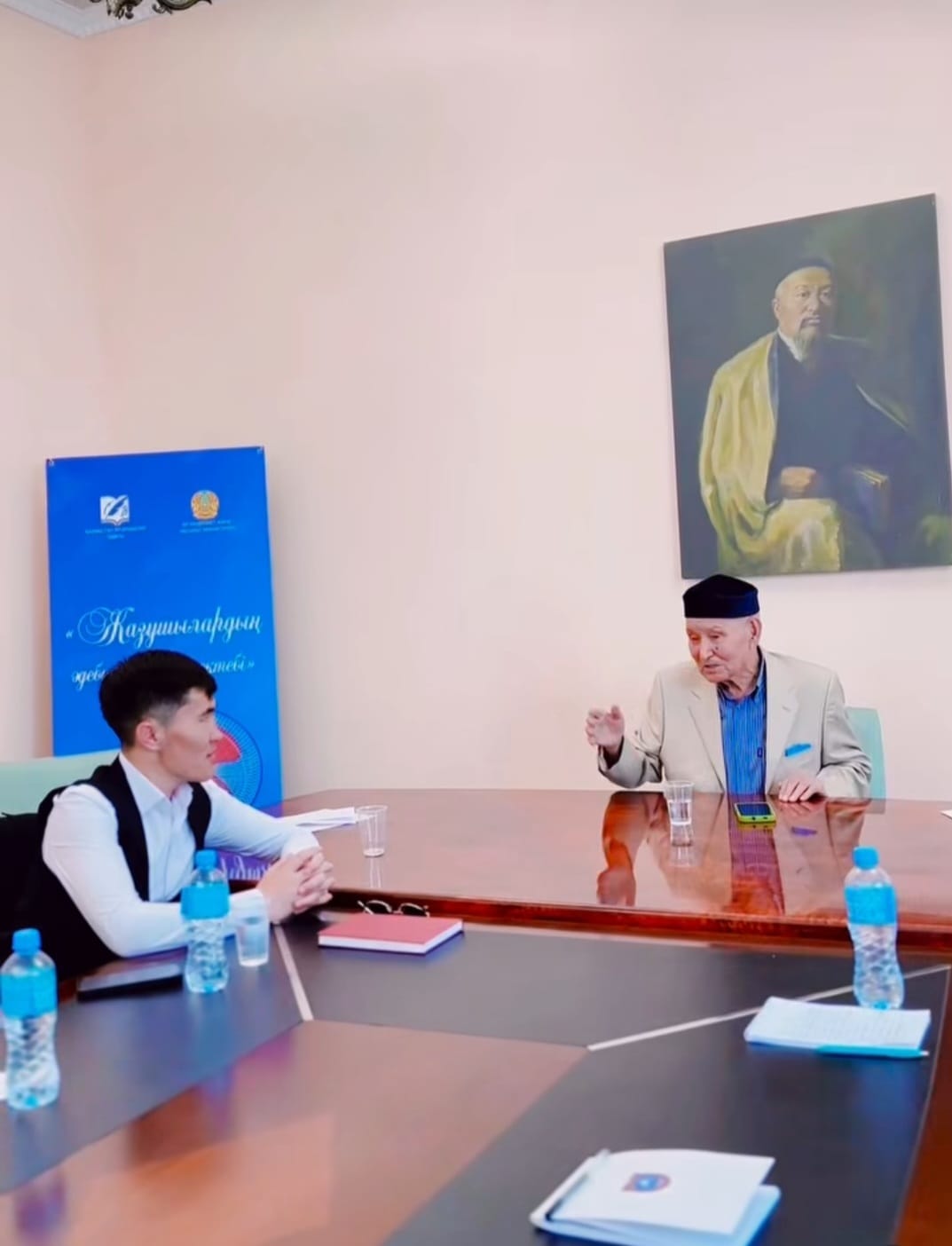 Jas ádebıetshilerdiń sheberlik mektebi ótýde