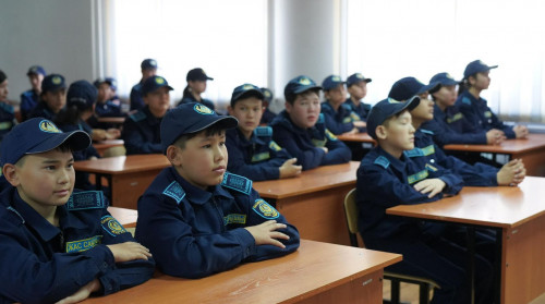 Polıseıler balalardy sıfrlyq qaýipsizdikke úıretti