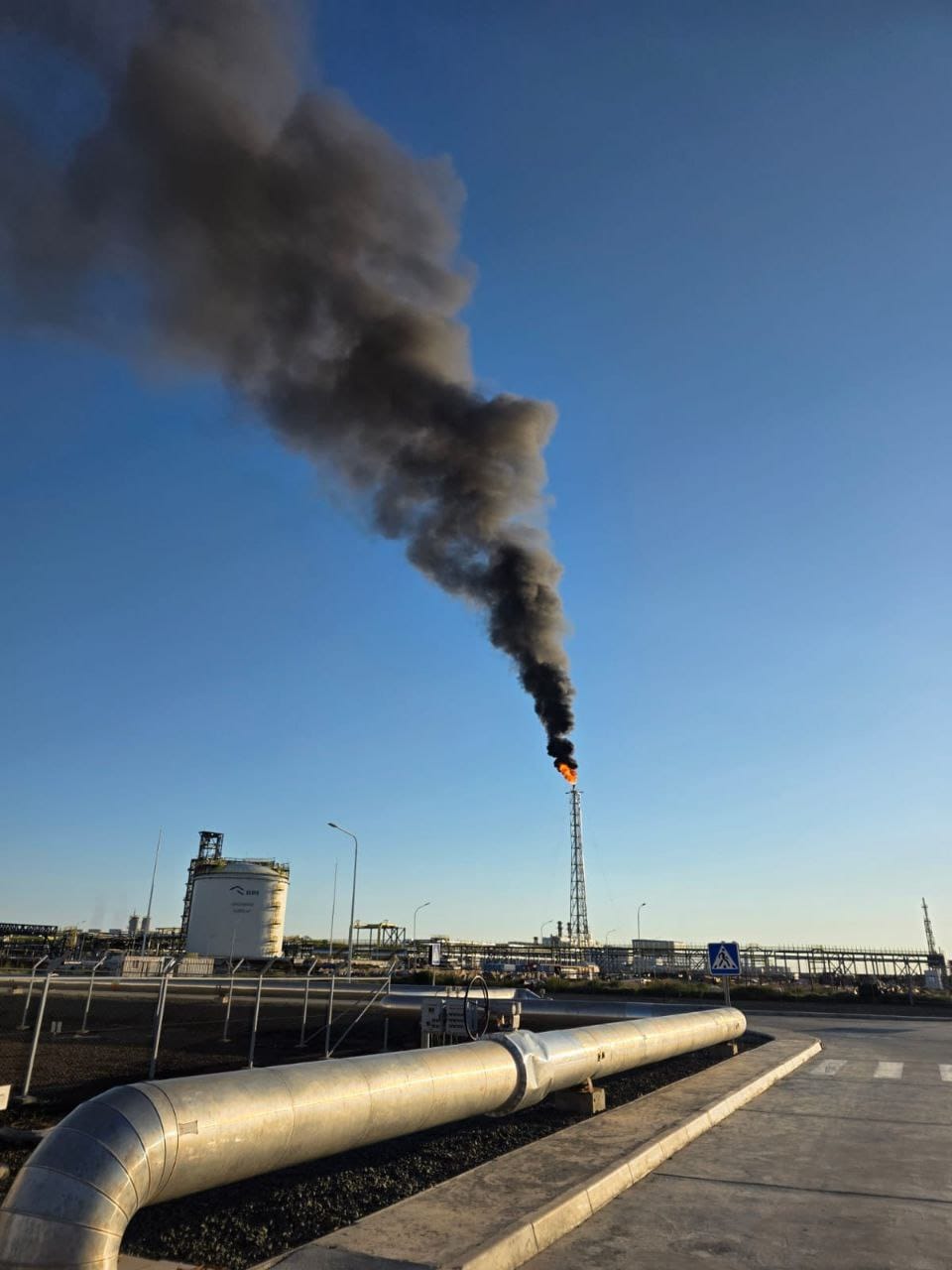 Atyraýdaǵy polıpropılen shyǵaratyn keshennen qara tútin býdaqtady