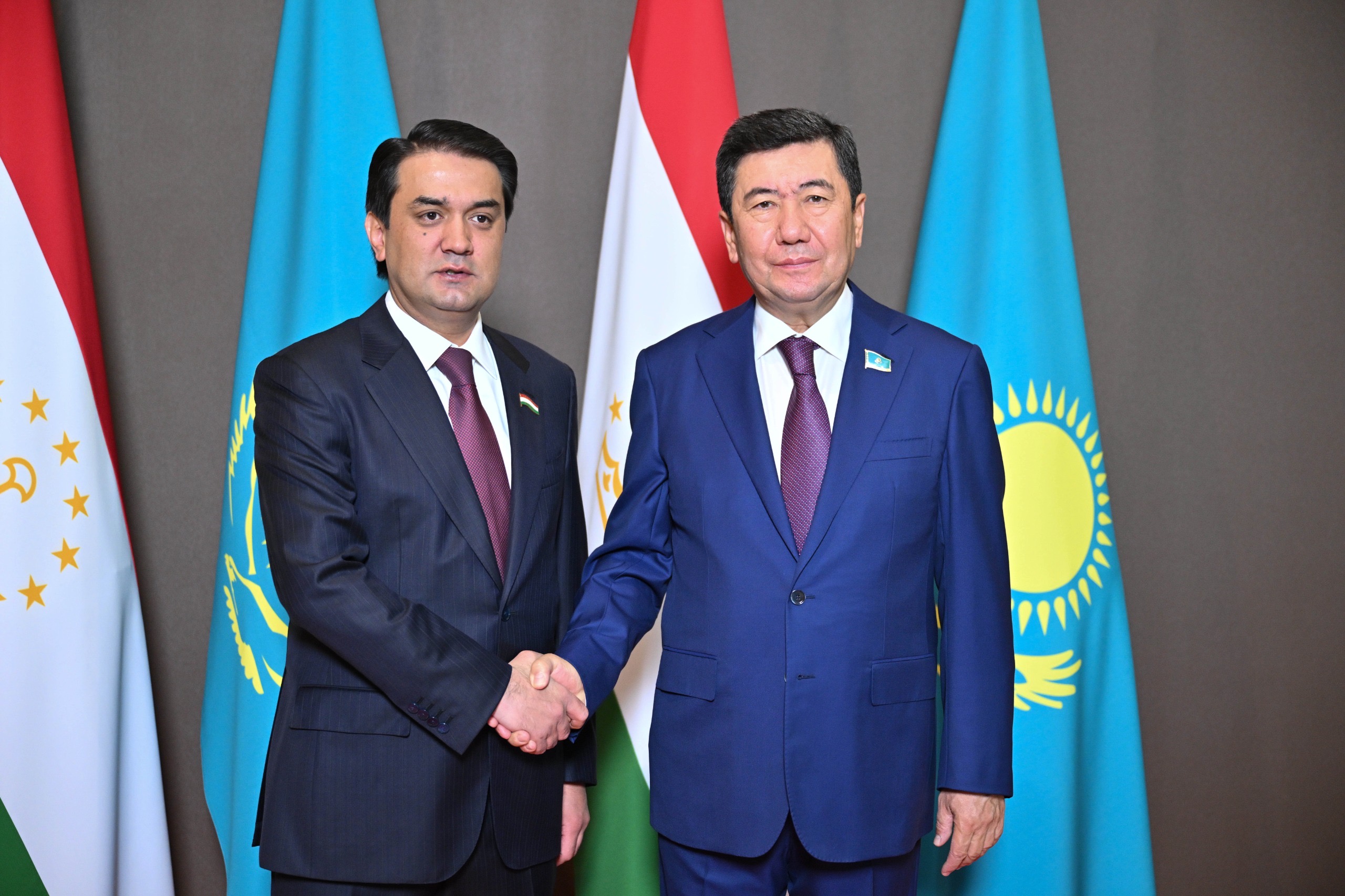 Májilis spıkeri Tájikstan Madjlısı Olı Madjlısı mıllı tóraǵasymen kezdesti