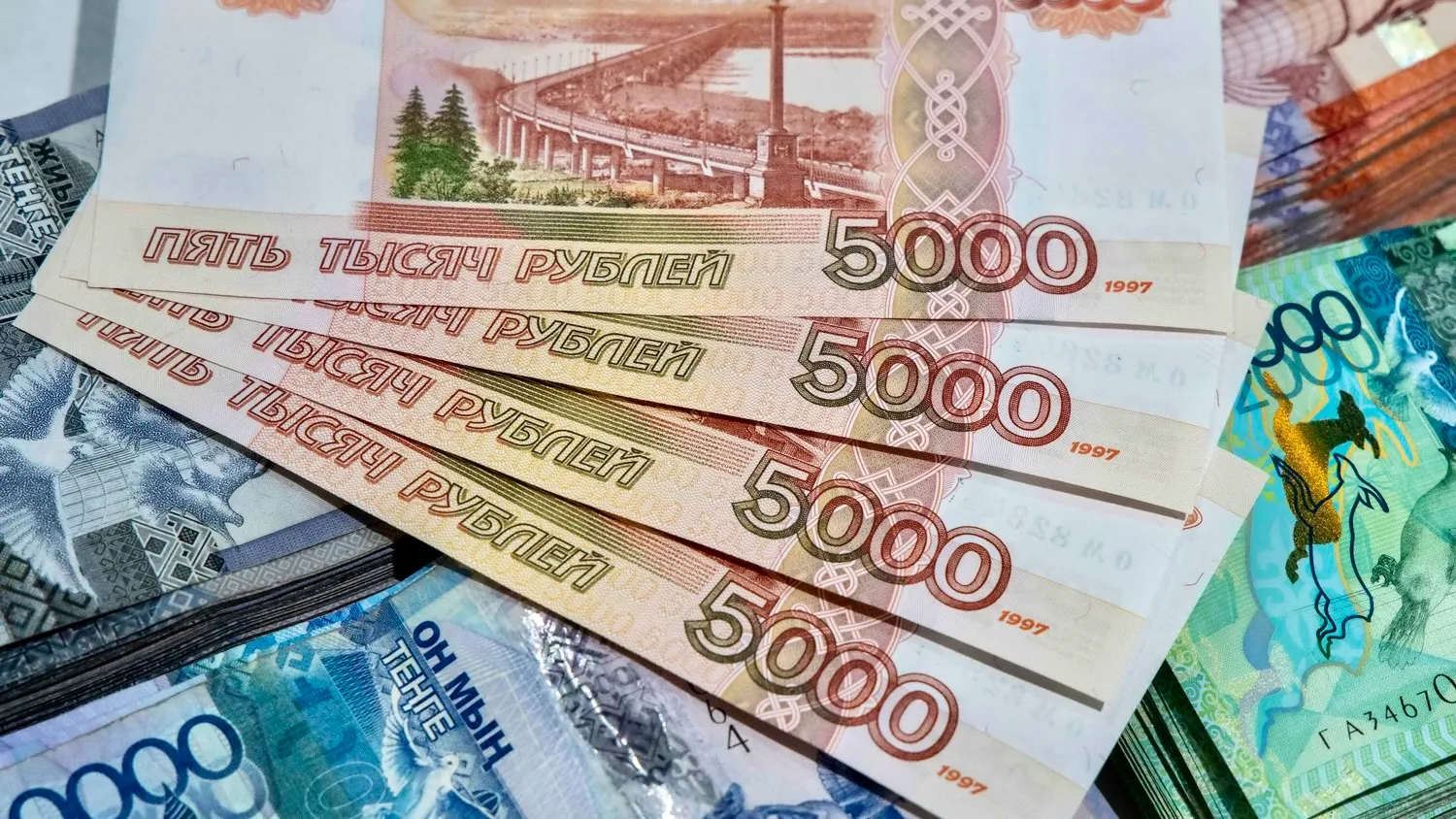 Aıyrbastaý pýnktterinde rýbldiń artyq jınalýy antırekord ornatty